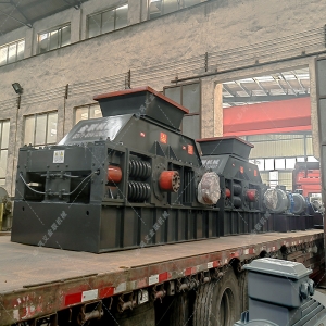 兩臺(tái)超大型半自動(dòng)液壓對(duì)輥制砂機(jī)發(fā)往湖北襄陽征戰(zhàn)沙場