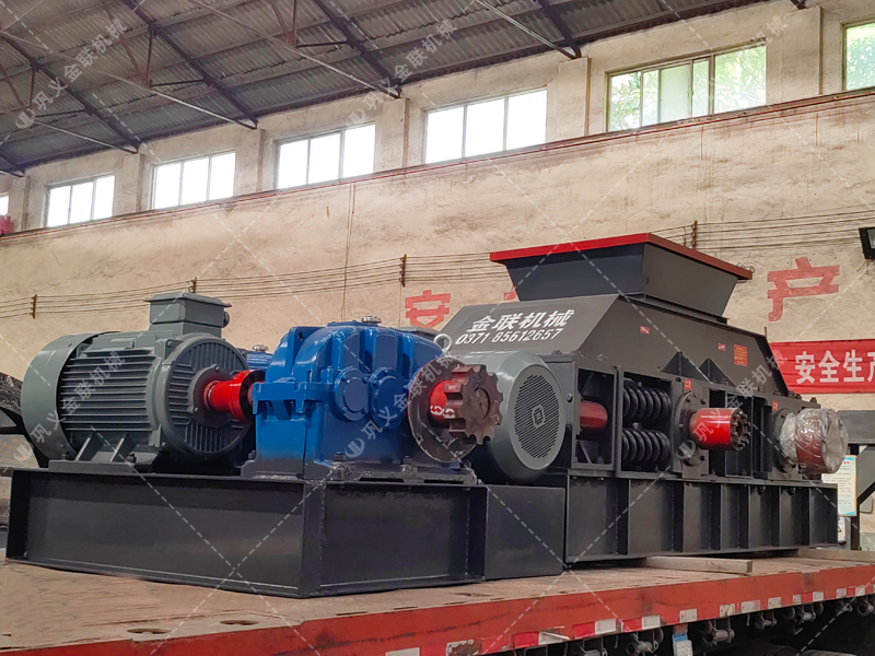 1200x800大型半自動液壓對輥破碎機(jī)發(fā)往四川