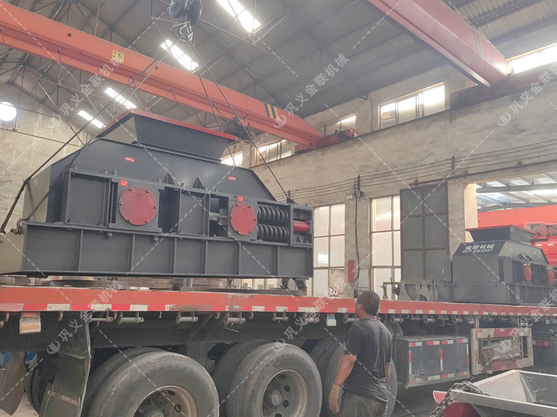 1200x800大型半自動液壓對輥破碎機(jī)發(fā)往四川