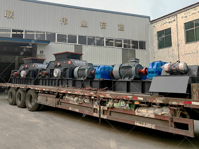 兩臺大型對輥制砂機設(shè)備發(fā)貨圖片