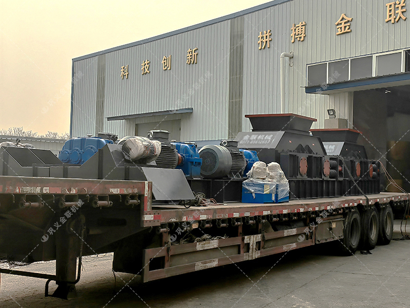 兩臺大型對輥制砂機設(shè)備發(fā)貨圖片