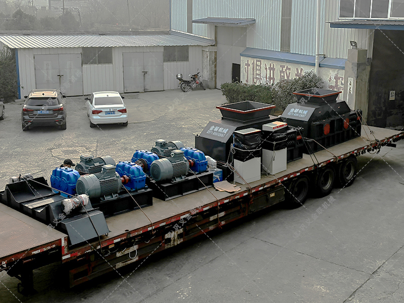 兩臺大型對輥制砂機設(shè)備發(fā)貨圖片