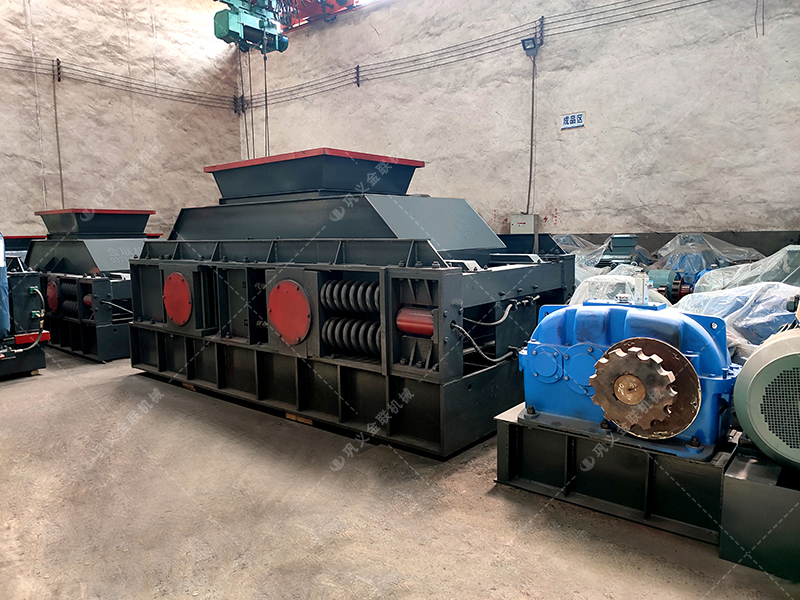 中大型半自動(dòng)對(duì)輥破碎機(jī)發(fā)往河南洛陽(yáng)處理河卵石 中大型半自動(dòng)對(duì)輥破碎機(jī)發(fā)往河南洛陽(yáng)處理河卵石