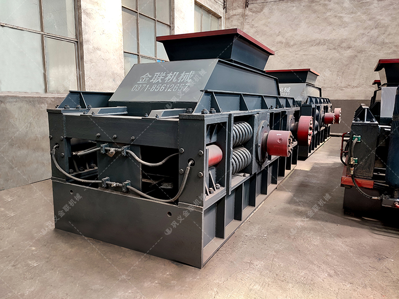 中大型半自動(dòng)對(duì)輥破碎機(jī)發(fā)往河南洛陽(yáng)處理河卵石 中大型半自動(dòng)對(duì)輥破碎機(jī)發(fā)往河南洛陽(yáng)處理河卵石