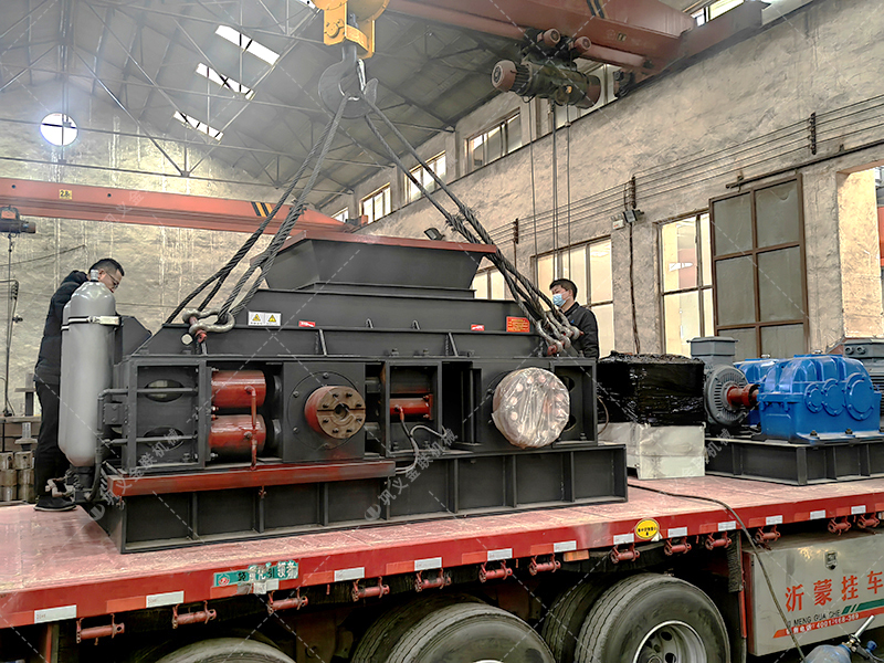 大型全自動液壓對輥破碎制砂機(jī)發(fā)往四川處理鵝卵石