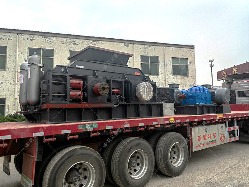 大型全自動液壓對輥破碎制砂機(jī)發(fā)往四川處理鵝卵石