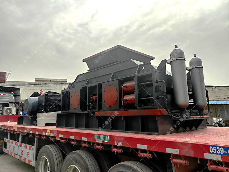 大型全自動液壓對輥破碎制砂機(jī)發(fā)往四川處理鵝卵石