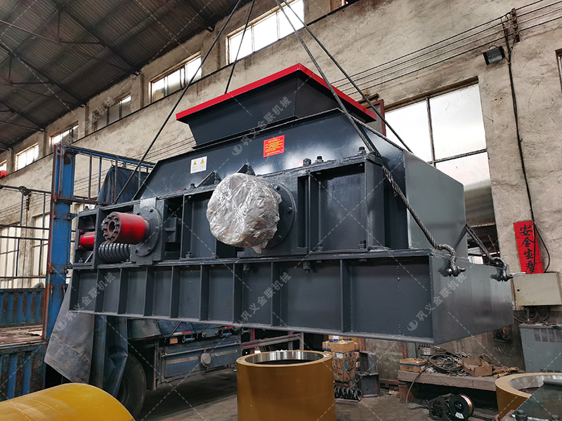 大型對輥破碎機發(fā)貨圖片_發(fā)往新疆_石英石制沙