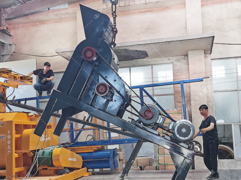 小型雙級粉碎機發貨圖片_發往山東煙臺_破碎粉煤灰