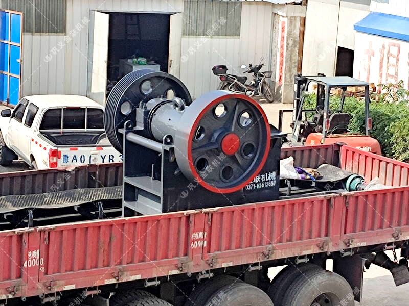 顎破與對輥破碎機：哪種更節(jié)省地將石頭破碎成石子？